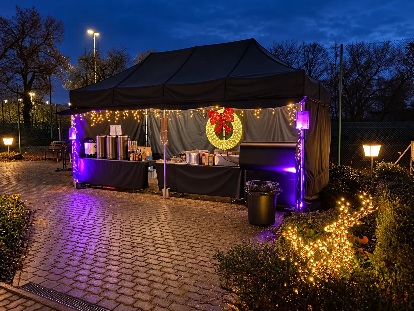 Beleuchteter Stand bei einer Abendveranstaltung