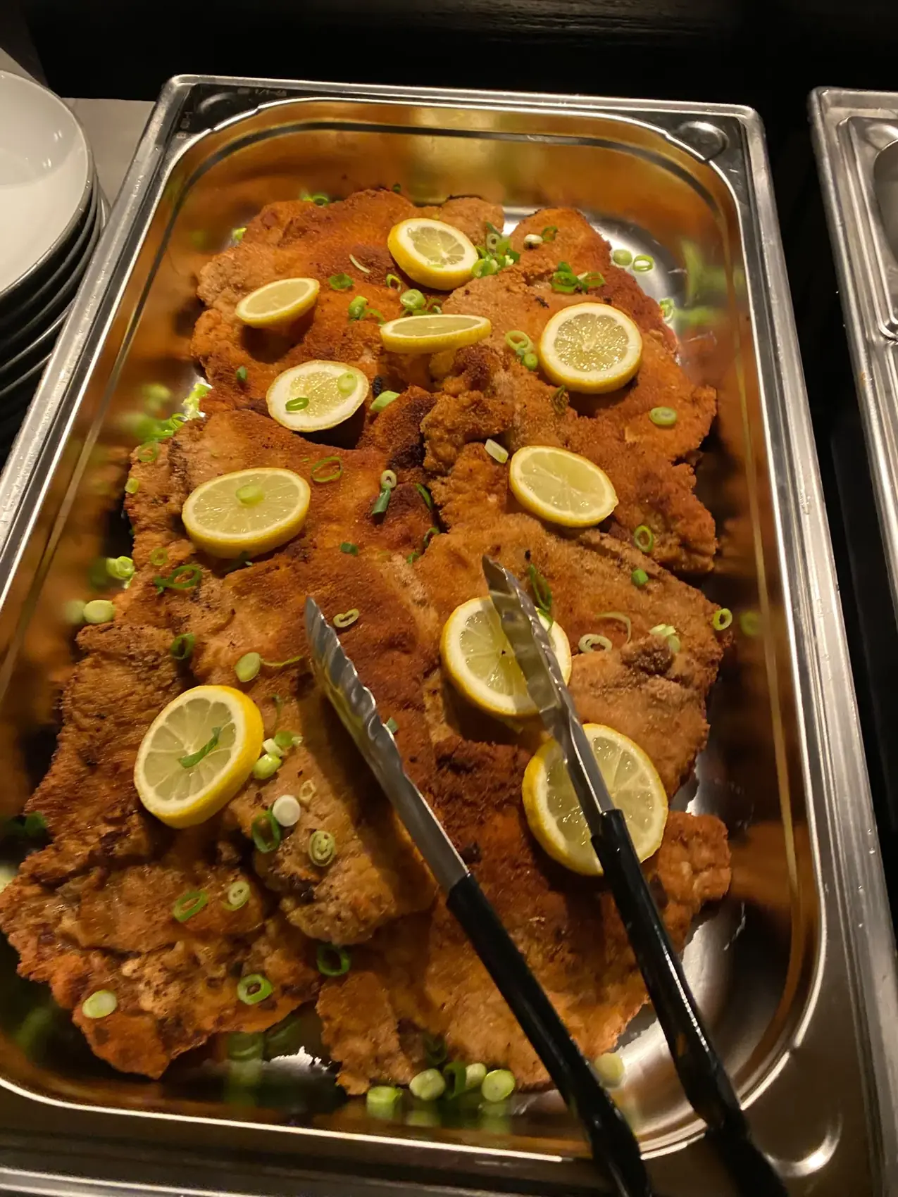 Panierte Schnitzel mit Zitronenscheiben am Buffet